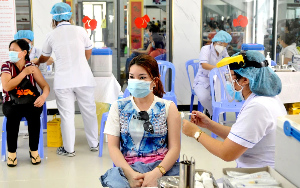 Nhân viên y tế tiêm vaccine Covid-19 cho các đối tượng ưu tiên theo Nghị quyết 21 trên địa bàn TPHCM Ảnh: CAO THĂNG
