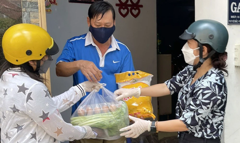 Phát cơm cho những hộ dân cách ly tại nhà ở P.Cô Giang, Q1, TPHCM