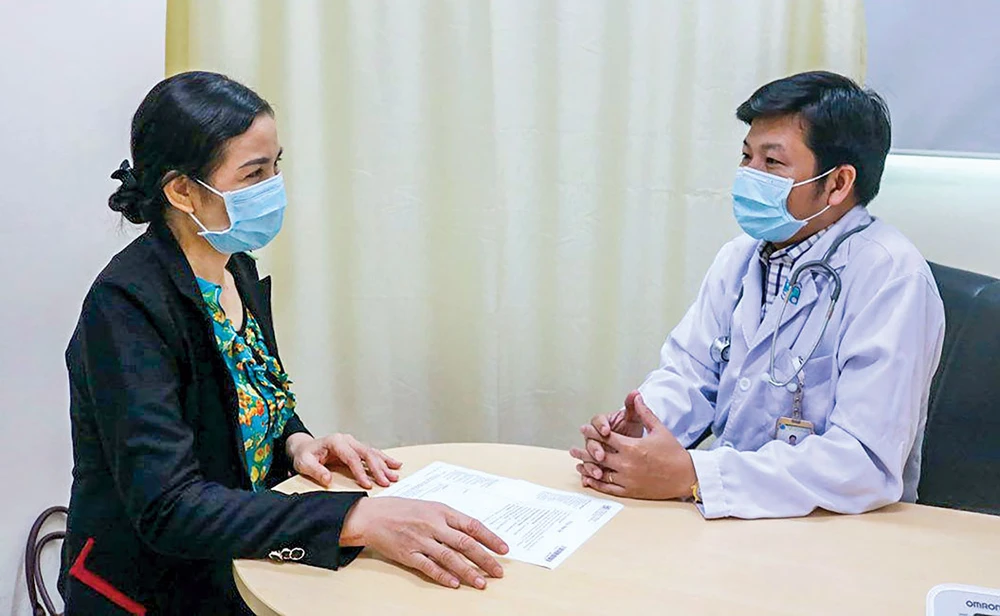 ThS.BS Lê Phi Long tư vấn điều trị cho người bệnh.