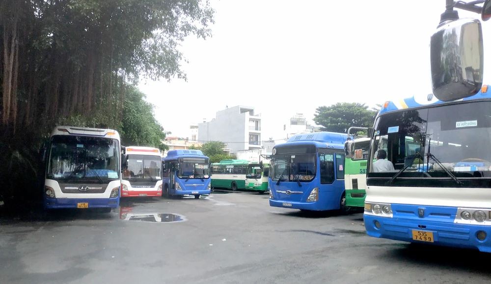 Hơn chục chiếc xe buýt nằm bãi tại HTX Quyết Thắng
