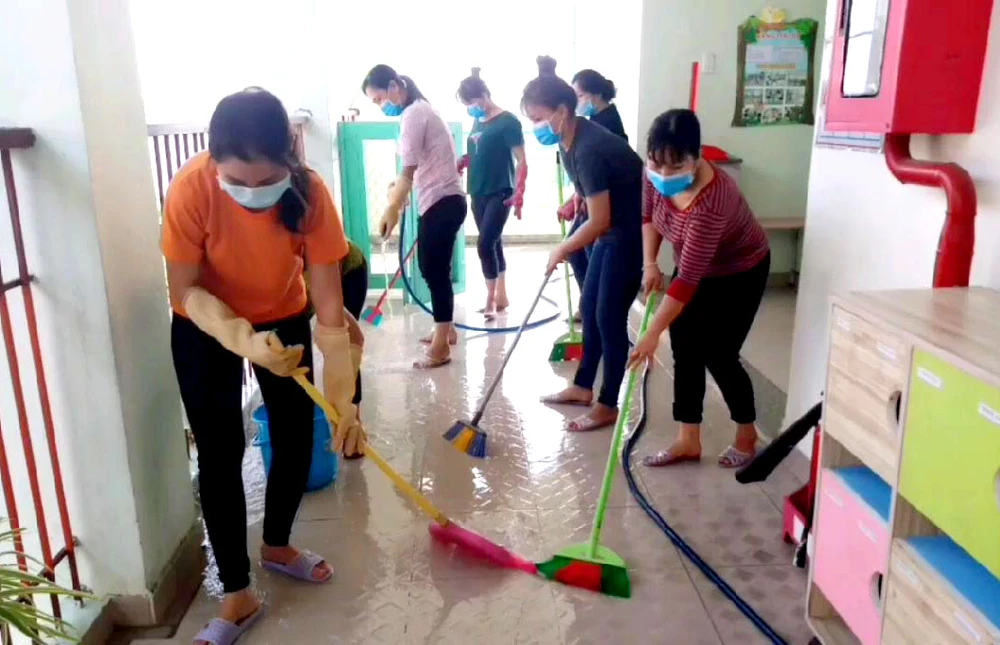 Giáo viên, nhân viên Trường Mầm non Sơn Ca 3 (huyện Hóc Môn) dọn vệ sinh trường lớp chuẩn bị đón học sinh trở lại
