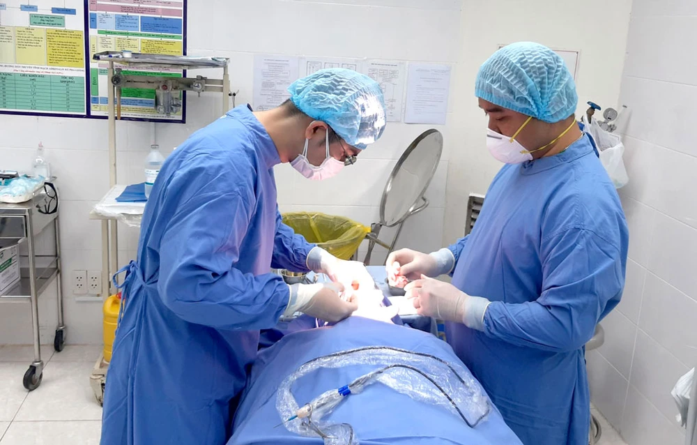Bác sĩ Bệnh viện Da liễu phẫu thuật “sửa” tai biến cho một phụ nữ bị thủng đầu mũi do nhiễm khuẩn sau phẫu thuật nâng mũi