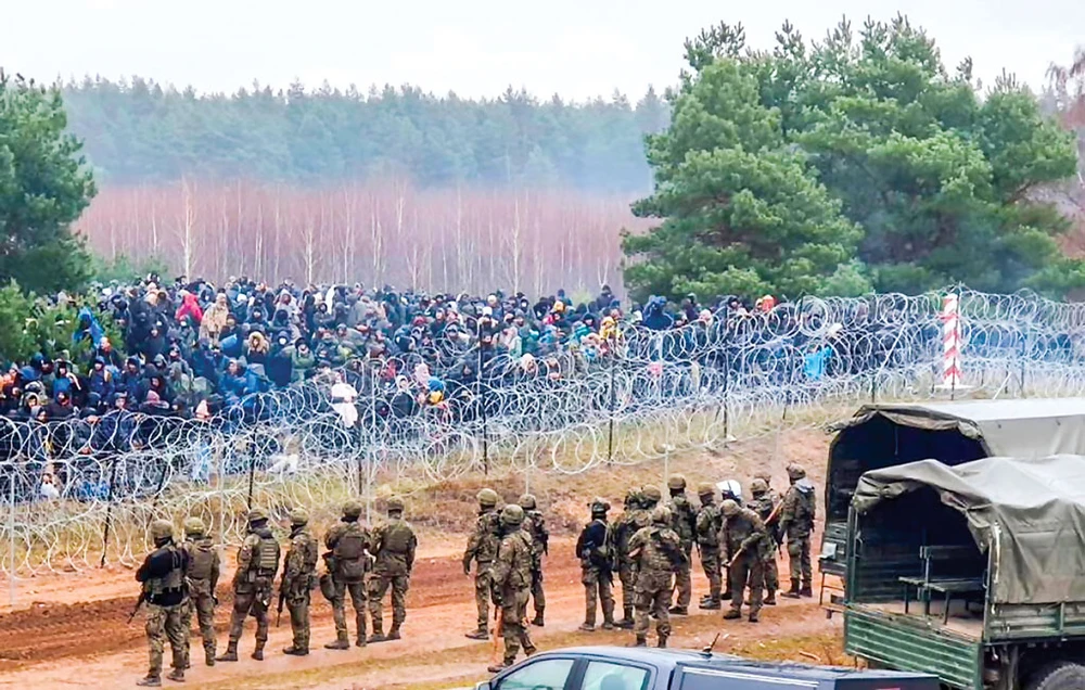Quân đội Ba Lan ngăn chặn người nhập cư tại biên giới với Belarus vào tháng 9-2021.