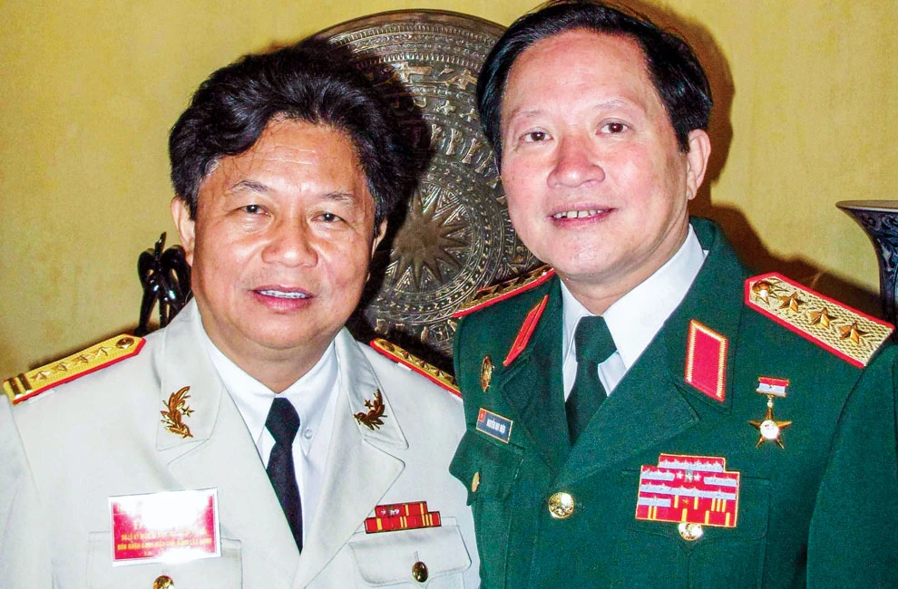 Tác giả và Thượng tướng Nguyễn Huy Hiệu.