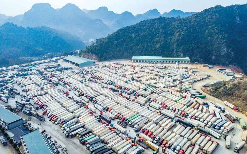 Hàng ngàn container chở nông sản chờ thông quan trong vô vọng tại Lạng Sơn.