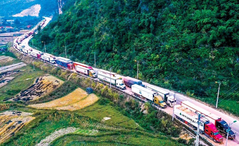 Hàng ngàn container chở nông sản "rồng rắn" tại đường dẫn vào cửa khẩu tỉnh Lạng Sơn.