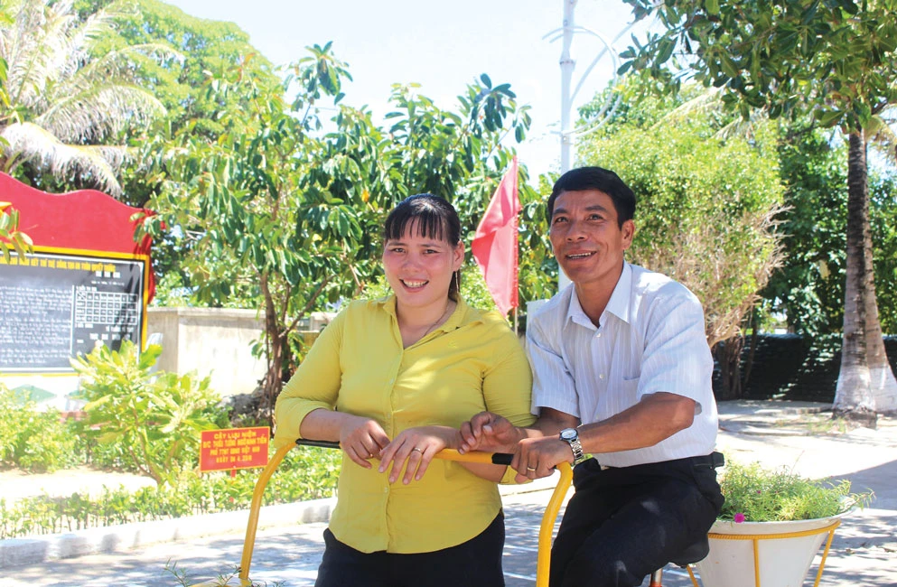 Anh Bùi Văn Hưng và chị Lưu Thị Xuân hạnh phúc với cuộc sống trên đảo Sinh Tồn.