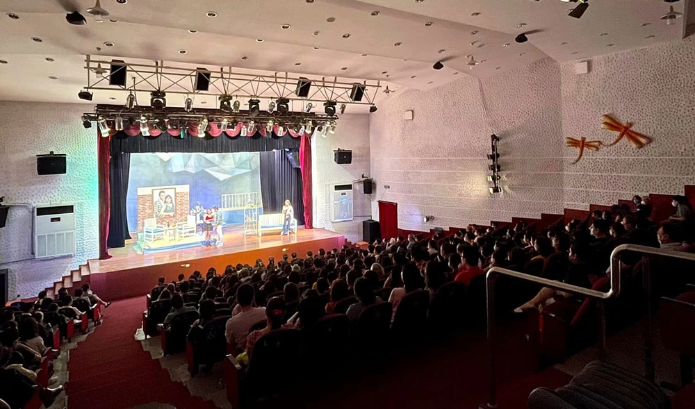 Đông đảo khán giả đến xem kịch tại sân khấu kịch Hoàng Thái Thanh