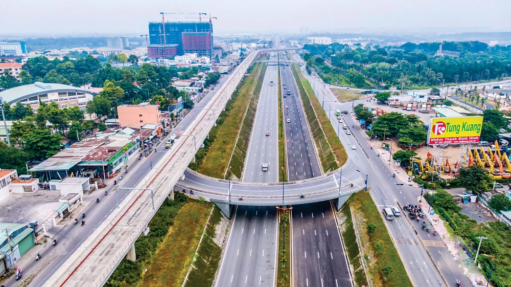 Khai thông hạ tầng giao thông, kết nối với các tỉnh thành xung quang để kích thích nền kinh tế chuyển động nhanh 