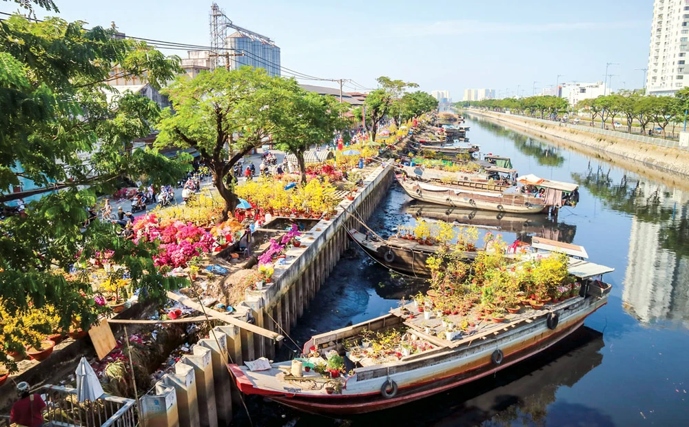 Một góc chợ hoa "Trên bến dưới thuyền" vào cuối năm ở TPHCM. Ảnh: MAI DUY 