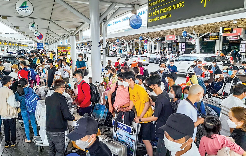 Quá đông hành khách cùng một lúc đón taxi tại sân bay, nên tài xế taxi lợi dụng chặt chém. 