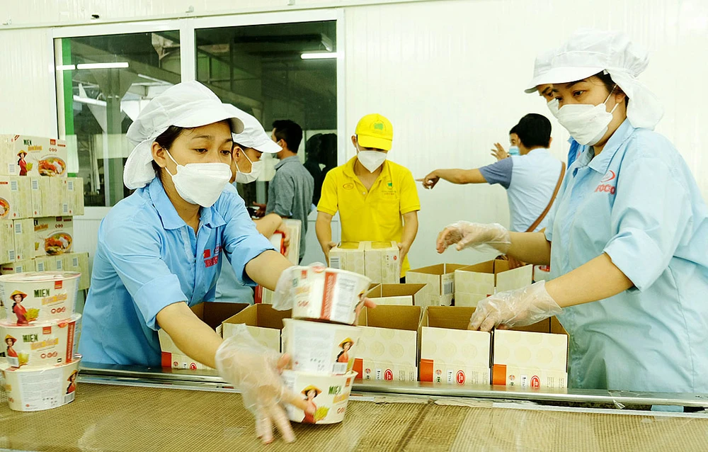 Công nhân Công ty CP thực phẩm Bình Tây hối hả làm việc Ảnh: VĂN MINH