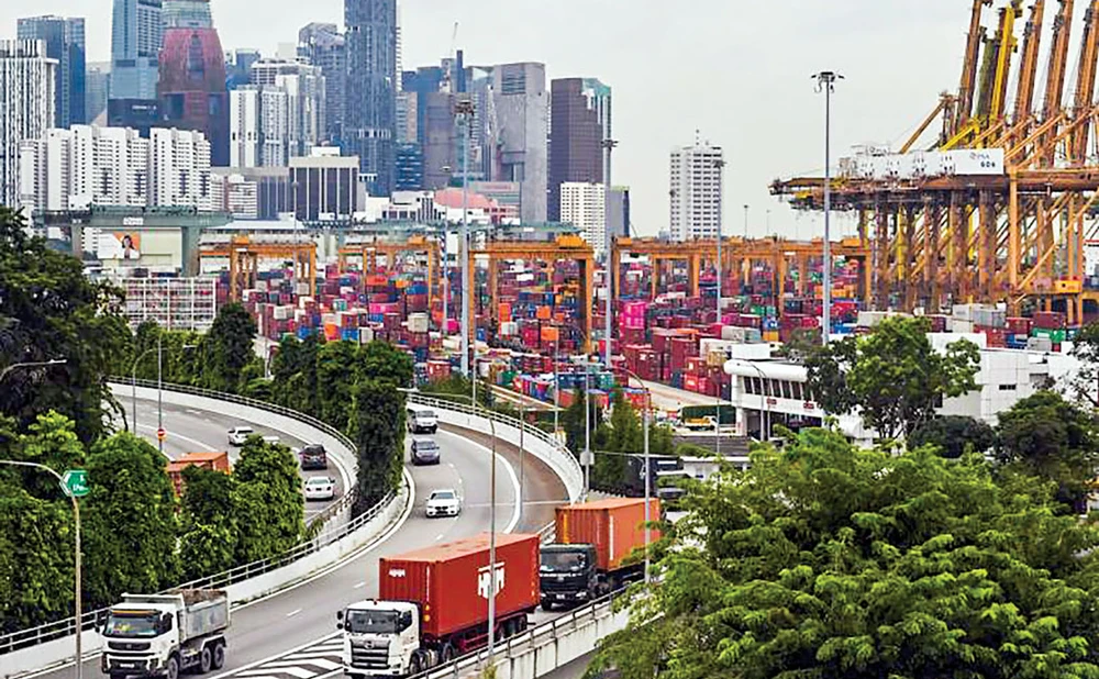 Cảng container Singapore là một trong những trung tâm chuyển tải nhộn nhịp nhất thế giới. 