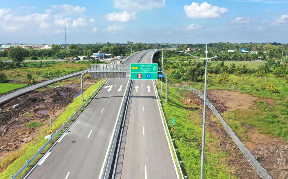 Cao tốc Trung Lương - Mỹ Thuận vẫn đang trong giai đoạn hoàn thiện Ảnh: Quốc Hùng