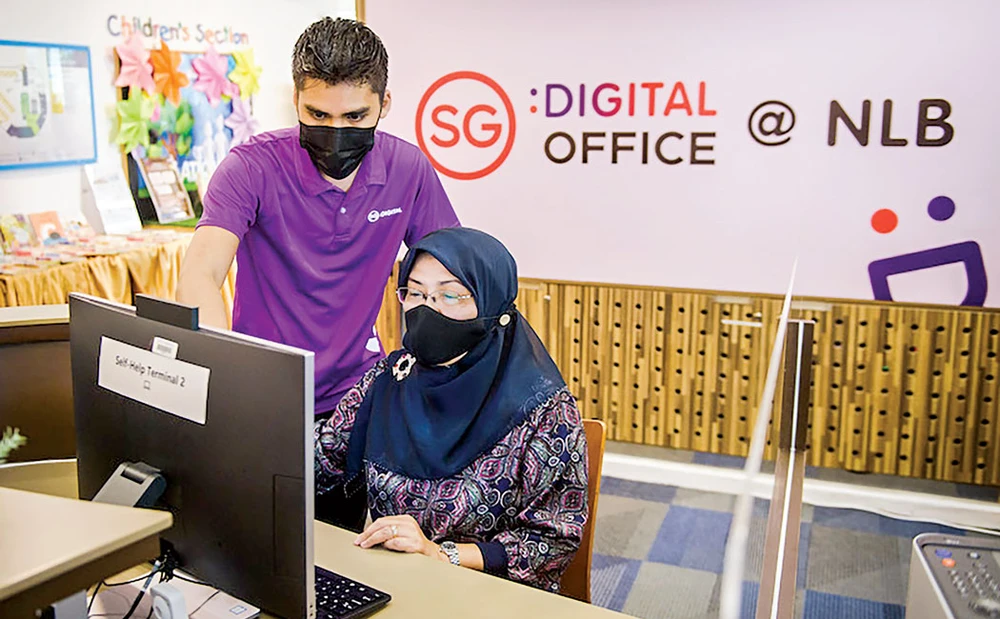  Người dân Singapore được tư vấn và hướng dẫn sử dụng dịch vụ KTS tại một chi nhánh của SG Digital Office, một sáng kiến của chính phủ nhằm đẩy nhanh việc áp dụng KTS trong cộng đồng.