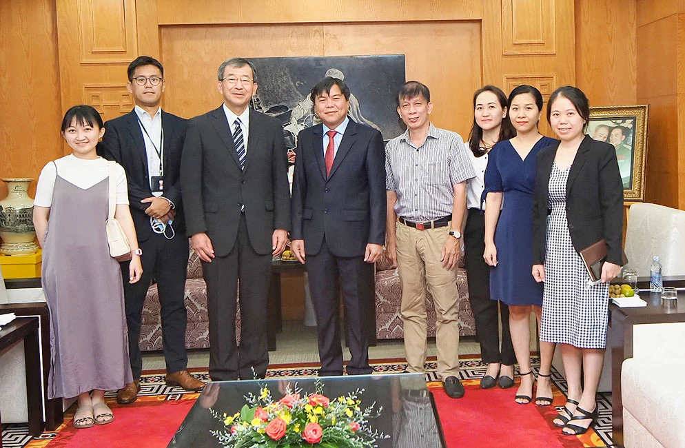 Tổng Lãnh sự Nhật Bản tại TPHCM Watanabe Nobuhiro và Tổng Biên tập Báo SGGP Tăng Hữu Phong tại buổi làm việc Ảnh: ĐỨC CƯỜNG