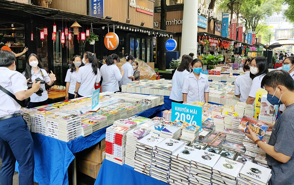 Bạn đọc tham gia mua sách tại Đường sách TPHCM trong khuôn khổ Hội sách xuyên Việt lần 2 diễn ra đầu tháng 4-2022