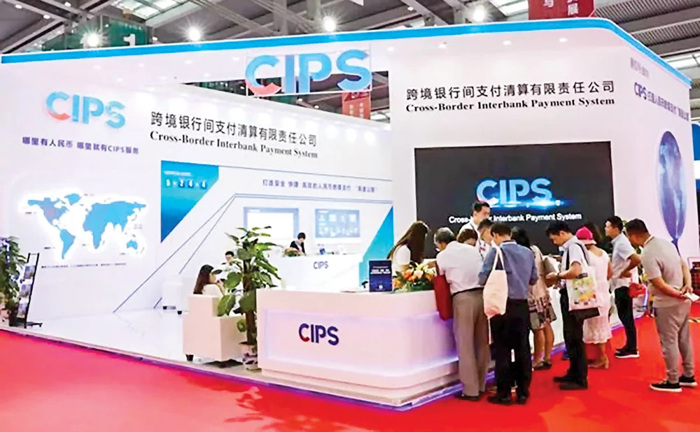 Hệ thống CIPS của Trung Quốc ra mắt tại Thượng Hải ngày 8-10-2015, với tham vọng thúc đẩy việc sử dụng CNY trên toàn cầu.