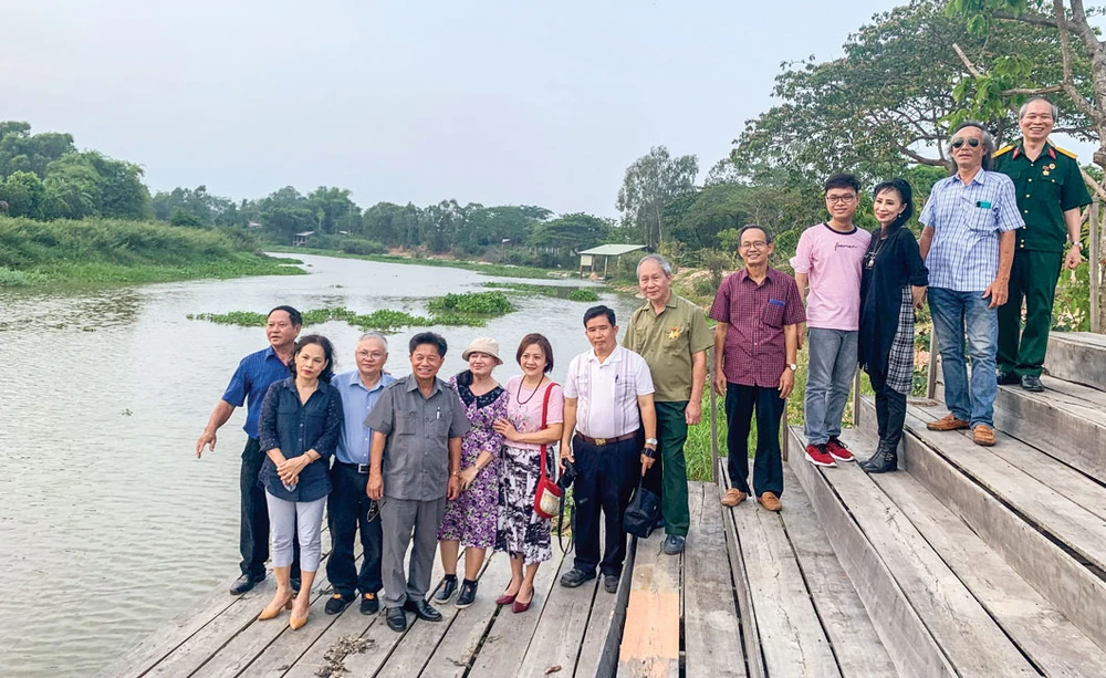 Đoàn cựu chiến binh và nhà văn bên dòng sông Long Khốt (4-2022).