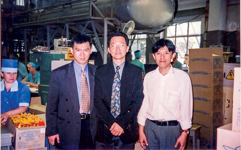 Tác giả Lê Hữu Huy (trái) cùng đồng nghiệp và kỹ sư người Việt (phải) tại nhà máy sản xuất mì ăn liền do người Việt làm chủ ở tỉnh Ryazan, Nga tháng 6-2003. 