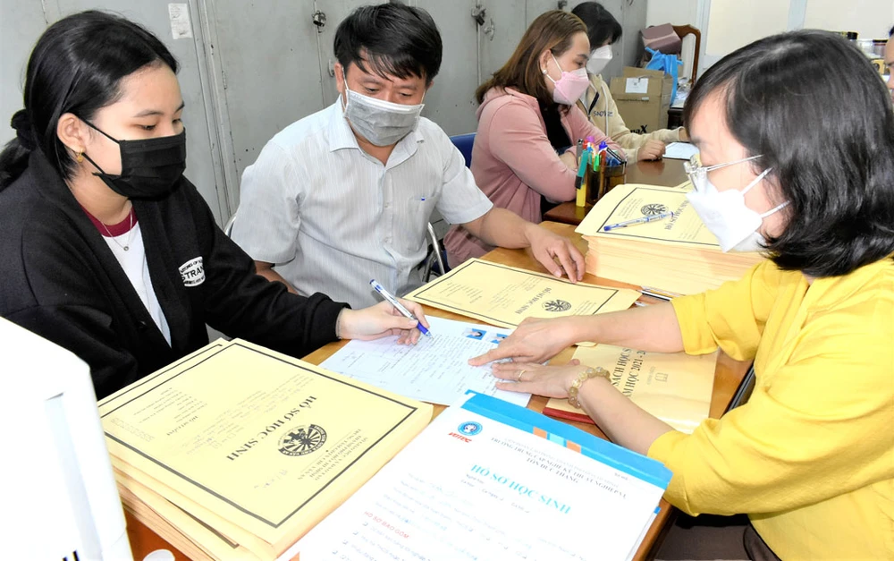 Phụ huynh được hướng dẫn về xét tuyển lớp 10 GDTX tại Trung tâm GDTX Chu Văn An 