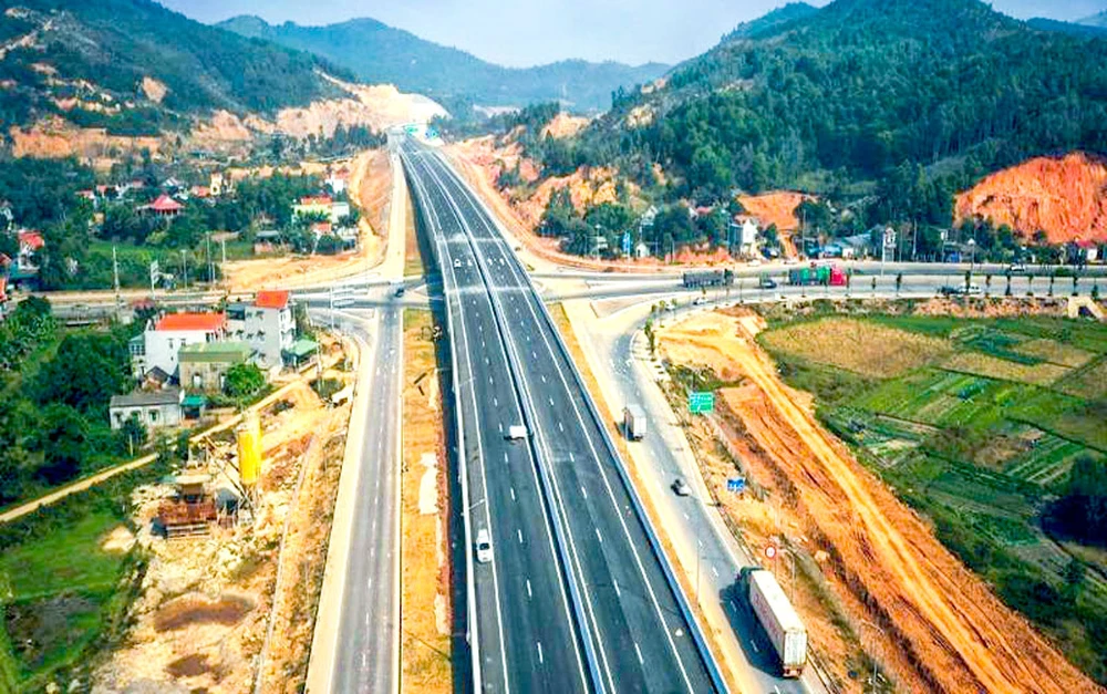 Cao tốc đoạn đi qua Cam Lâm - Vĩnh Hảo, đã làm khó NĐT khi chỉ định vay TCTD mà đối tác đưa ra. 