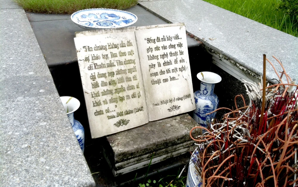 Tôn chỉ và quan niệm viết văn đặt trên bia mộ nhà văn Nam Cao. 