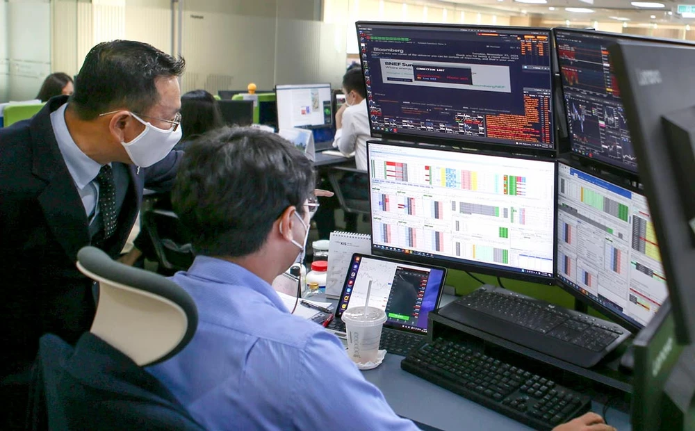Chuyên gia Hàn Quốc đang cùng nhà đầu tư trong nước nghiên cứu biến động thị trường chứng khoán Ảnh: HOÀNG HÙNG