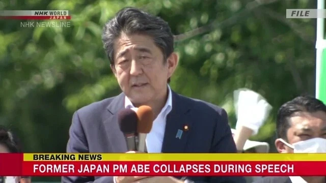 NHKđưa tin cựu Thủ tướng Shinzo Abe ngã gục khi bị bắn vào ngực vào khoảng 11h30 ngày 8/7. Ảnh:NHK.