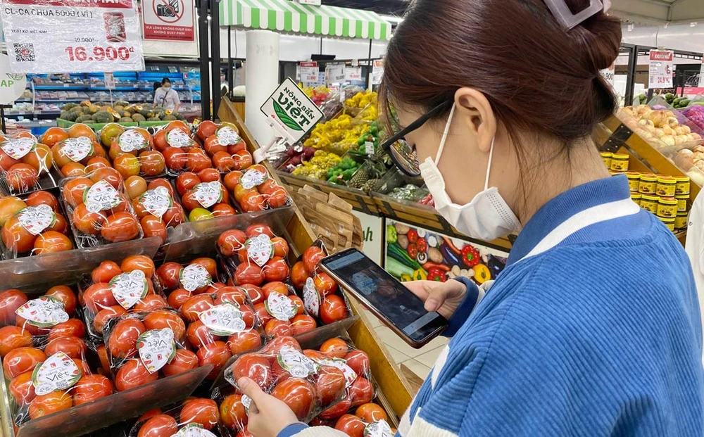 Tại các siêu thị, quét mã QR truy xuất nguồn gốc hàng hóa là thói quen cần được duy trì và mở rộng 