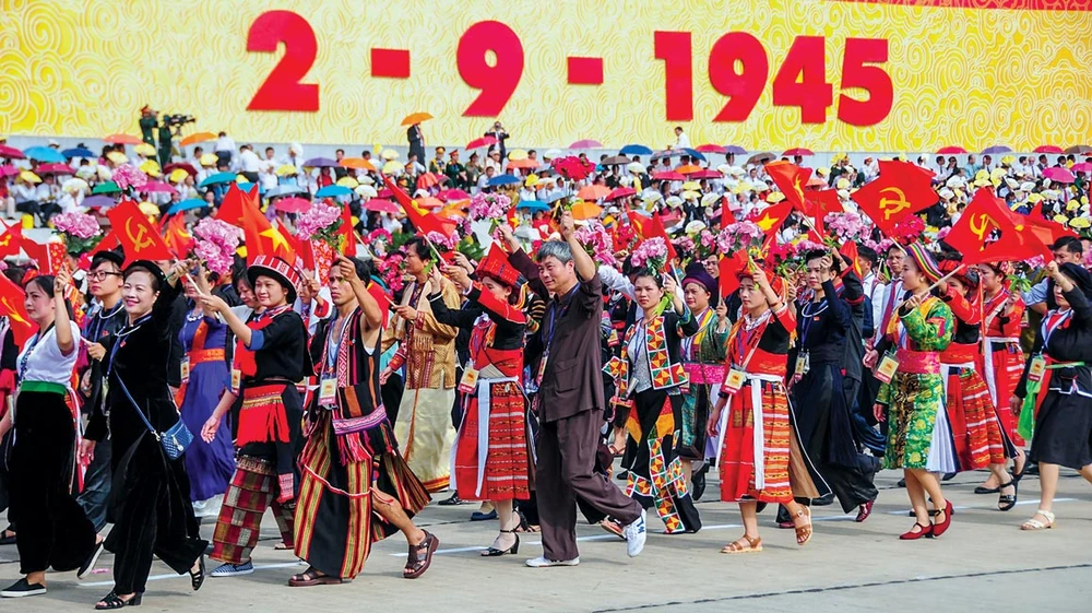 54 dân tộc anh em trên dải đất hình chữ S cùng nối vòng tay lớn tại "Lễ hội Bức tranh văn hóa Việt".