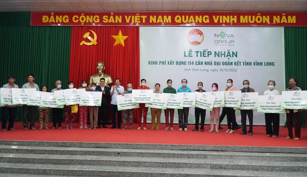 Ông Bùi Văn Nghiêm - Bí thư Tỉnh ủy tỉnh Vĩnh Long và ông Bùi Xuân Huy – Chủ tịch HĐQT Novaland trao bảng tài trợ tượng trưng cho đại diện các hộ dân khó khăn.