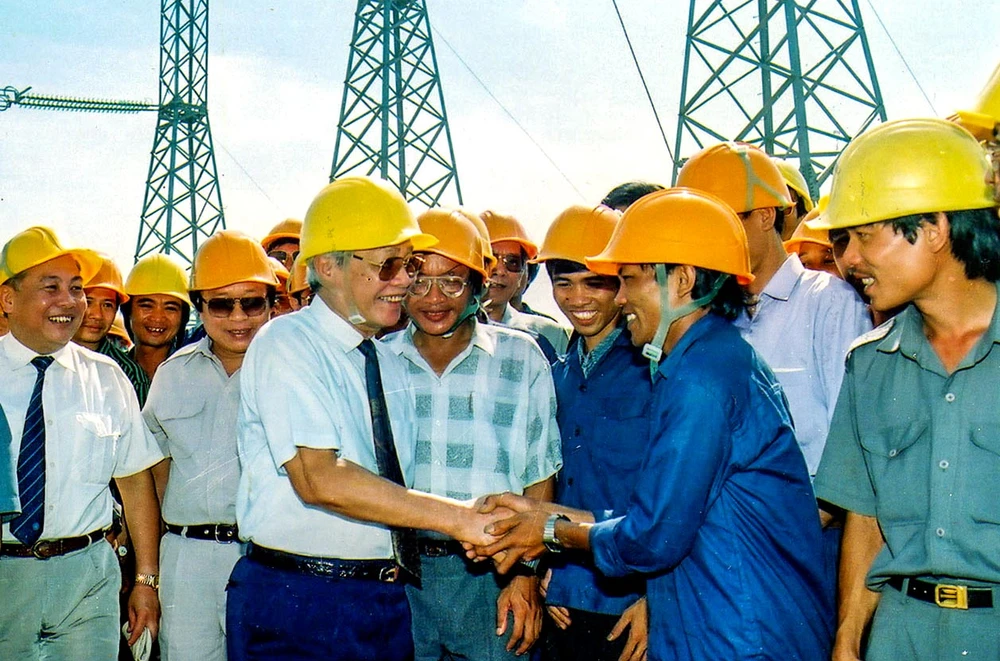 Thủ tướng Võ Văn Kiệt thăm cán bộ và công nhân Công ty Xây lắp điện 3 đang thi công đường dây 500kV Bắc - Nam tháng 5-1993. Ảnh: TTXVN