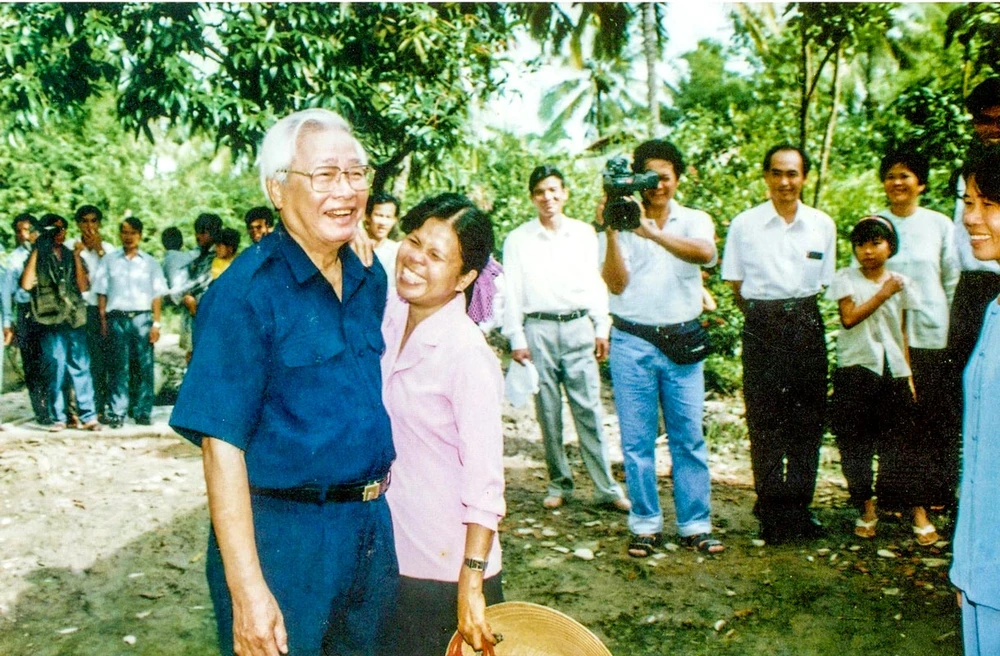 Thủ tướng Võ Văn Kiệt với người dân quê hương xã Trung Hiệp, huyện Vũng Liêm, tỉnh Vĩnh Long
