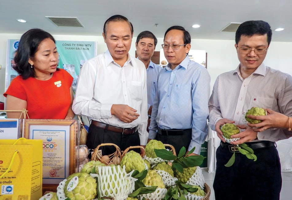 Thứ trưởng Bộ NN-PTNT Phùng Đức Tiến tham quan gian hàng các đặc sản của tỉnh Tây Ninh. 