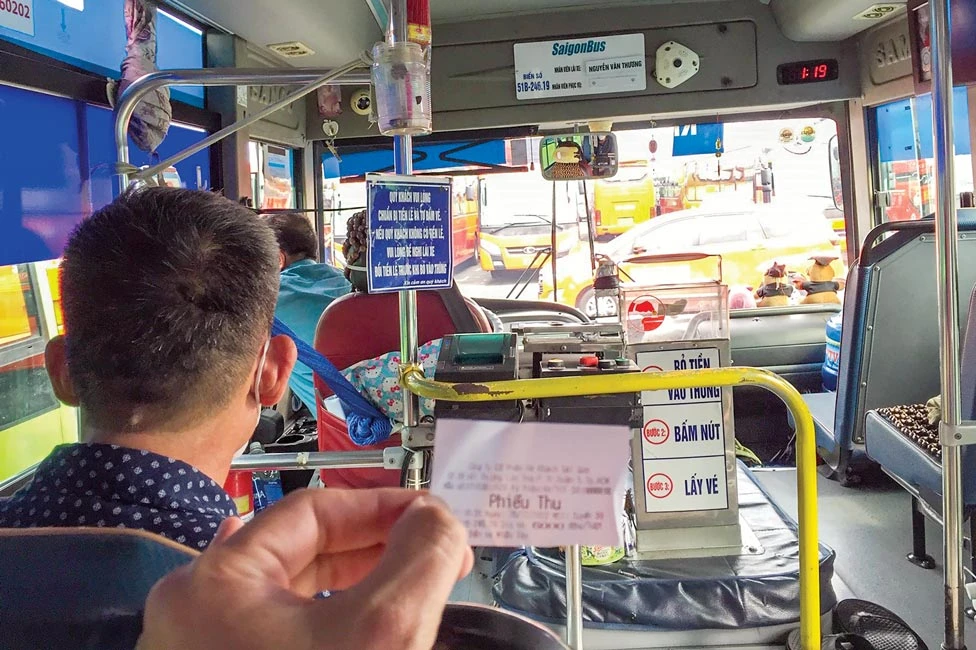 Xe buýt công cộng ở TPHCM vẫn cần phải cải tiến nhiều hơn nữa về hình thức và điều kiện vật chất kỹ thuật. (Ảnh: Tác giả trên xe buýt từ Bến xe miền Tây sang Bến xe miền Đông). 