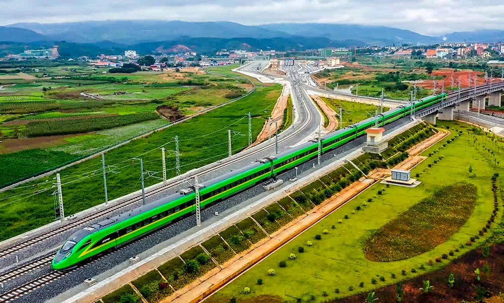 Đường sắt tốc độ cao của Lào nối từ Thủ đô Vientiane đến biên giới Trung Quốc.