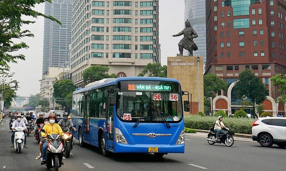 Xe buýt dùng nhiên liệu sạch bảo vệ môi trường lưu thông trên đường Tôn Đức Thắng, quận 1, TPHCM Ảnh: HOÀNG HÙNG 