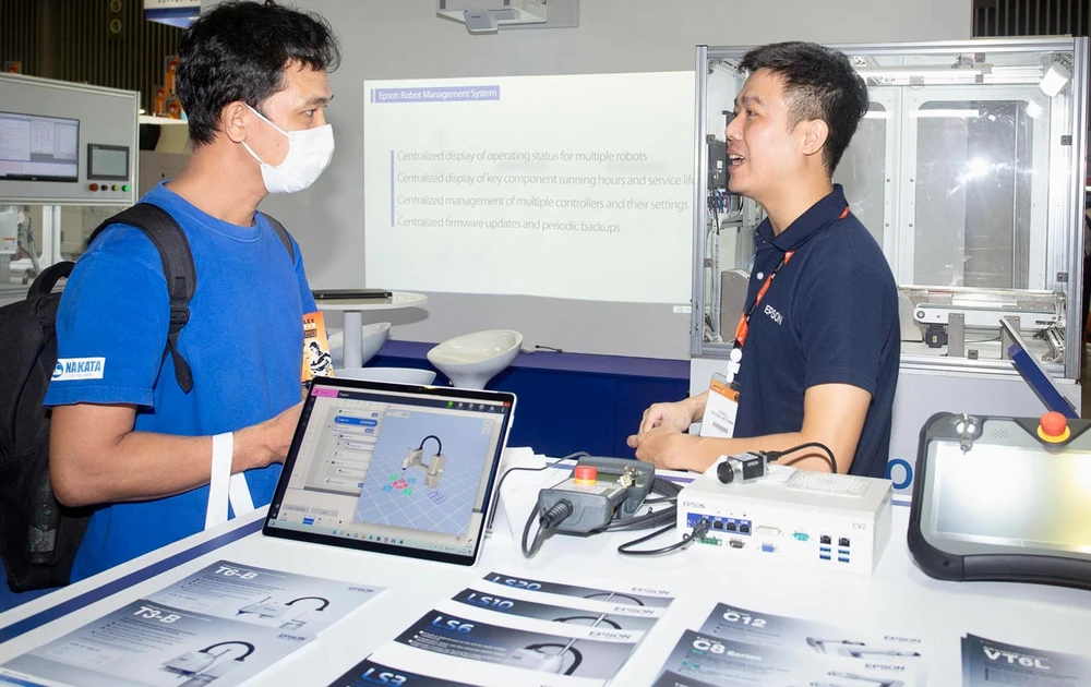 Doanh nghiệp Việt nỗ lực tìm đối tác sản xuất và tiêu thụ sản phẩm tại một chương trình triển lãm. Ảnh: HOÀNG HÙNG