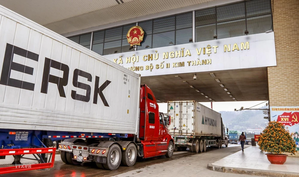 Các xe container chở hàng hóa sang Trung Quốc tại Cửa khẩu quốc tế đường bộ số 2 Kim Thành, Lào Cai.