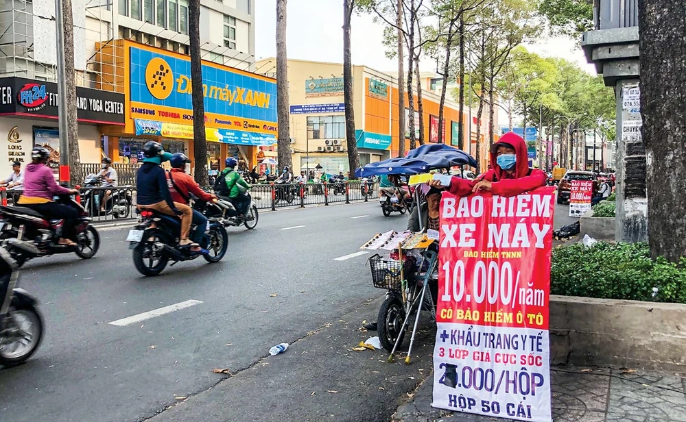 Bảo hiểm xe máy được bán khắp nơi, từ lề đường và cả người bán vé số dạo. 