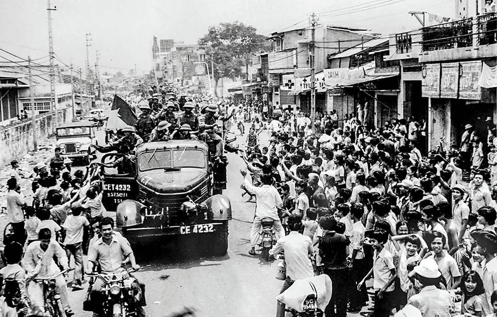 Nhân dân chào đón quân giải phóng tiến vào Sài Gòn. Ảnh: Tư liệu