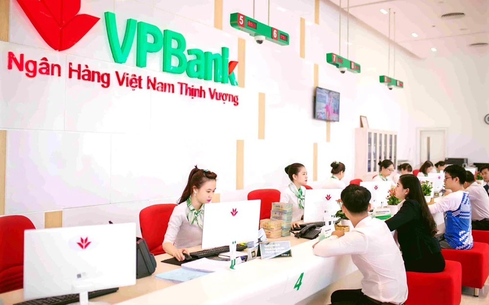 Khách hàng giao dịch tại VPBank. Ảnh: MINH HUY