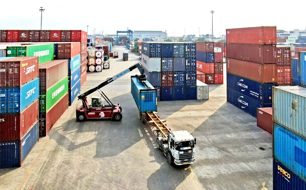 Vận chuyển container hàng hóa bằng đường bộ vẫn là lựa chọn ưu tiên của các doanh nghiệp. Ảnh chụp tại Cảng Cát Lái (TPHCM) Ảnh: HOÀNG HÙNG