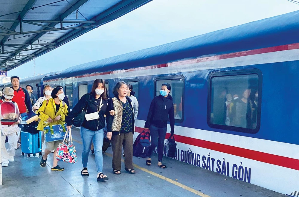 Hành khách đến TPHCM bằng đường sắt Ảnh: Khả Hòa