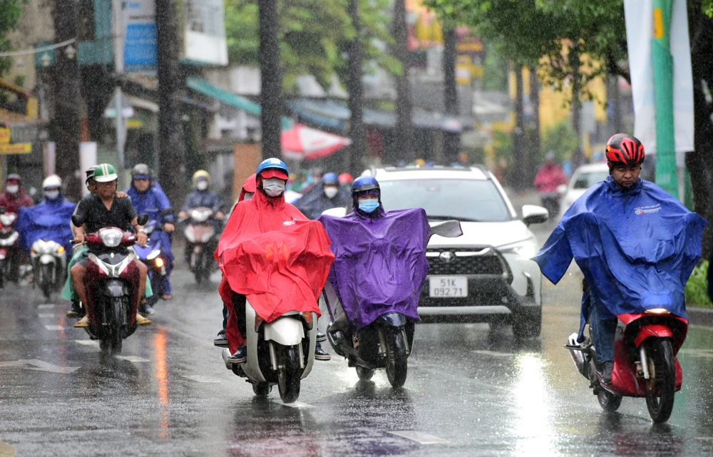 Thời tiết dị thường, TPHCM sau cơn mưa giải nhiệt là dông lốc 
