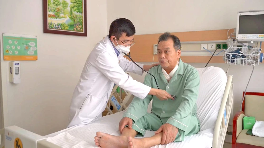 Bác sĩ kiểm tra sức khỏe cho bệnh nhân Phan Quốc Hòa chuẩn bị ra viện sau khi can thiệp một tuần, mọi sinh hoạt đã trở lại bình thường.