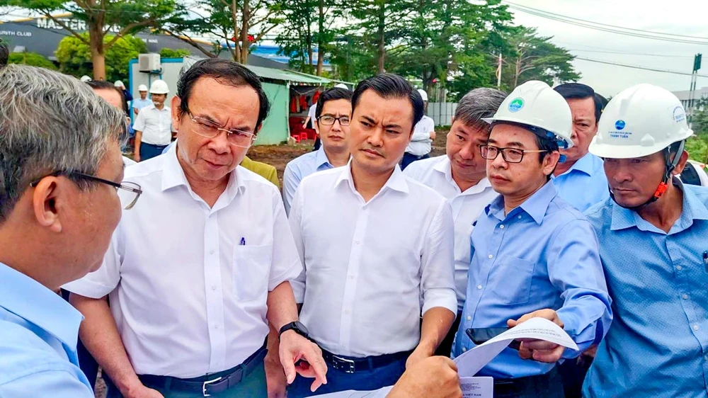 Bí thư Thành ủy Nguyễn Văn Nên kiểm tra tiến độ dự án cải tạo kênh Tham Lương-Bến Cát-Rạch Nước Lên ngày 13-6-2023. 