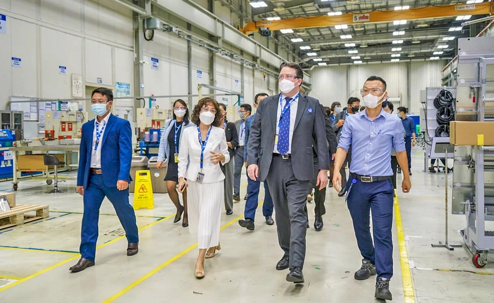 Đại sứ Mỹ tại Việt Nam Marc Knapper tham quan nhà máy GE tại Hải Phòng. Ảnh: VIẾT CHUNG