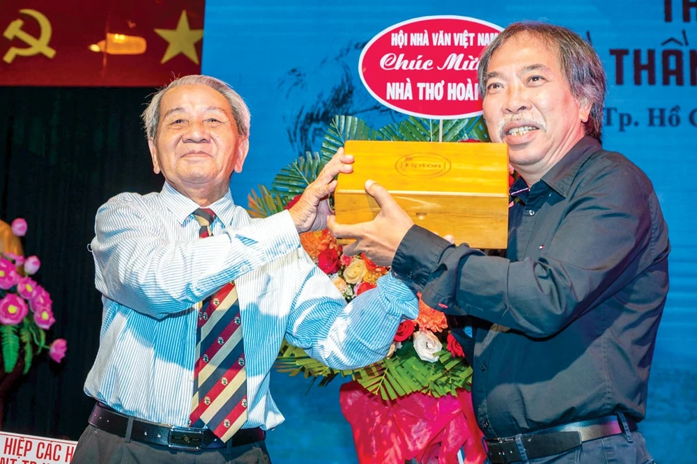 Nhà thơ Hoài Vũ trao tặng kỷ vật thời chiến tranh cho Bảo tàng Văn học và nhà thơ Nguyễn Quang Thiều, Chủ tịch Hội Nhà văn Việt Nam tiếp nhận.